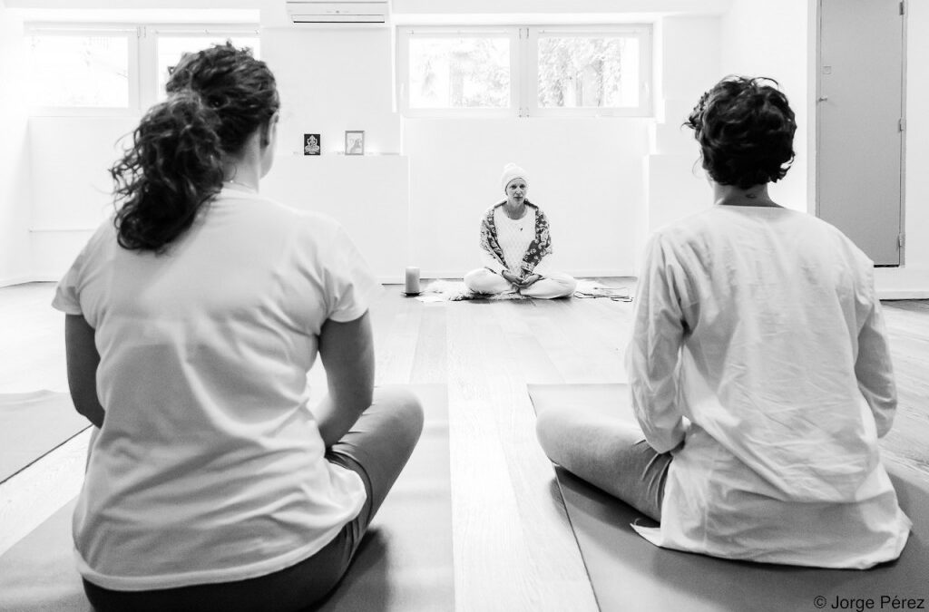 Comment deux pratiques se nourrissent : Lire à haute voix et enseigner le kundalini